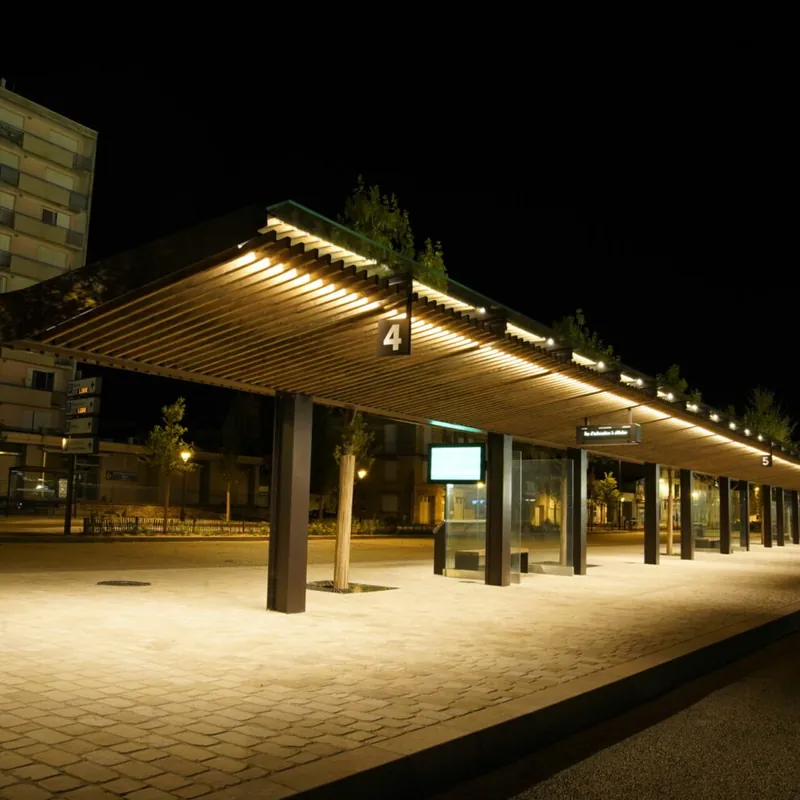 Parvis de la gare de Niort mis en lumière la nuit par LEC