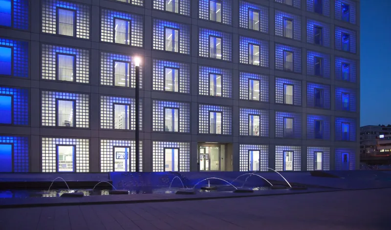 Colonnes City Elements de Hess sur la Mailänder Platz à Stuttgart, façade éclairée en bleu, de nuit