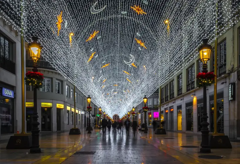 Ciel de lumière de Noël Ximénez au-dessus de la calle Larios à Malaga