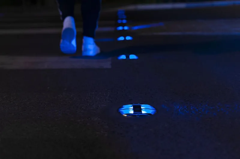Plot lumineux Eco Innov encastré dans la chaussée, éclairant en bleu au passage d’un piéton