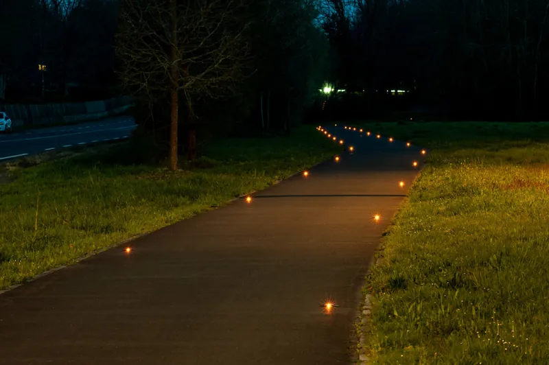 Balisage solaire Eco Innov le long de la Vélodyssée à La Chapelle-sur-Erdre, de nuit