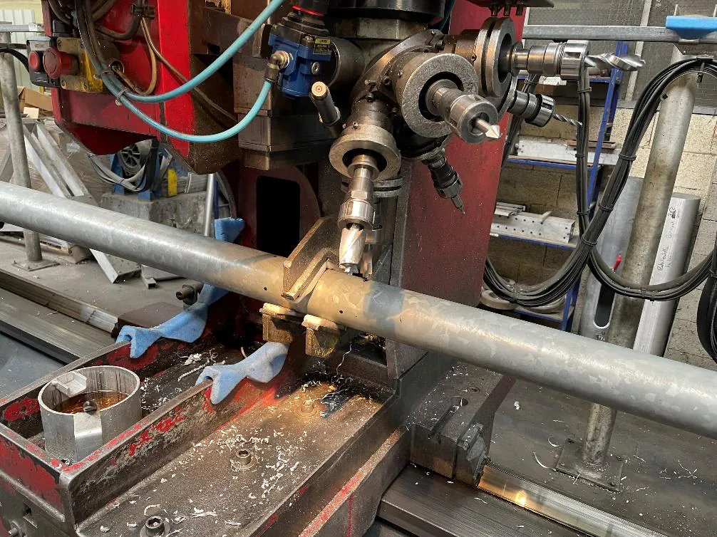 Usinage d'un mât en atelier pour l'adapter à de nouveaux équipements