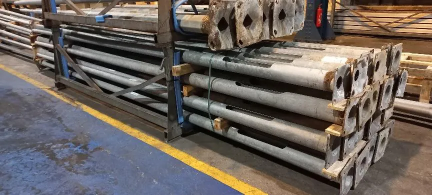 Mâts déposés, rangés sur des racks avant leur reprise
