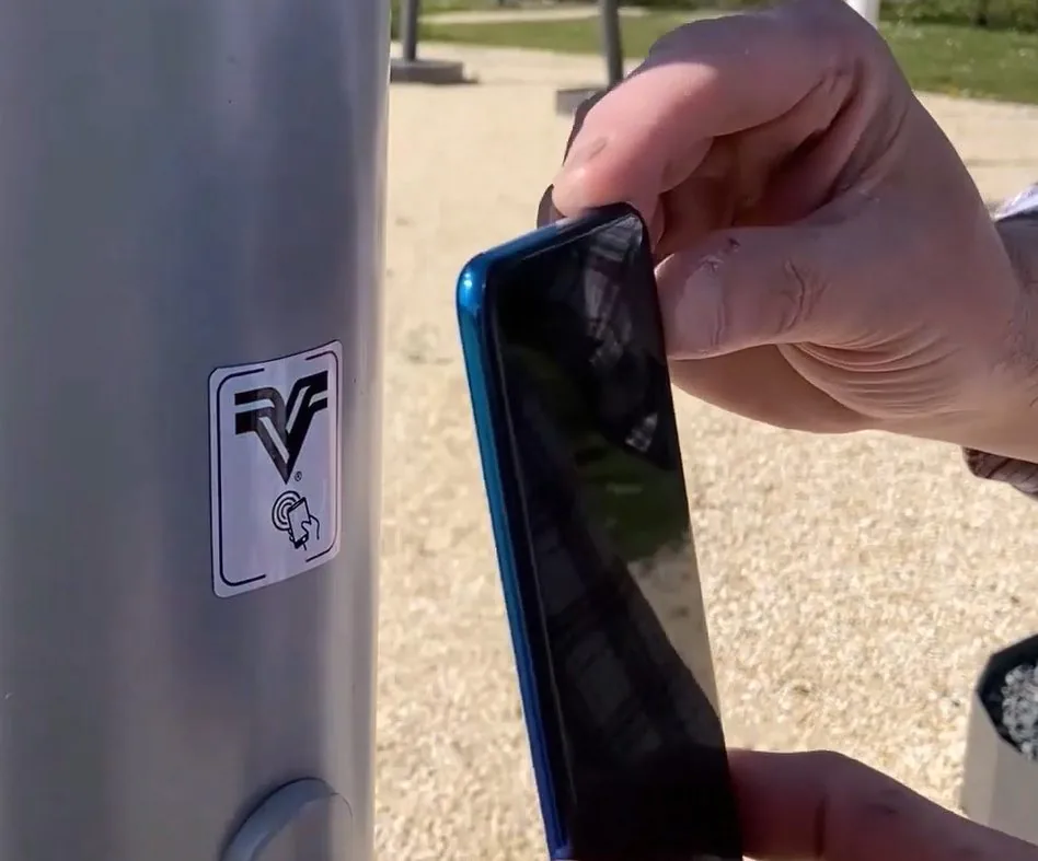 Étiquette RFID Valmont lue avec un smartphone sur un mât