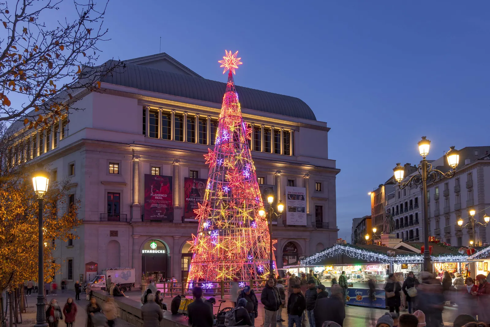 Sapin multicolore devant le Teatro Real