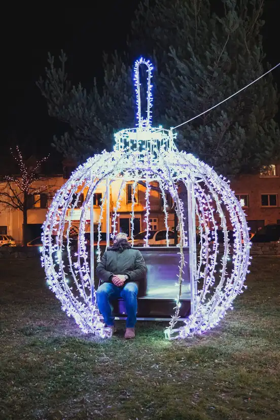 Boule traversante avec banc, le selfie spot du village