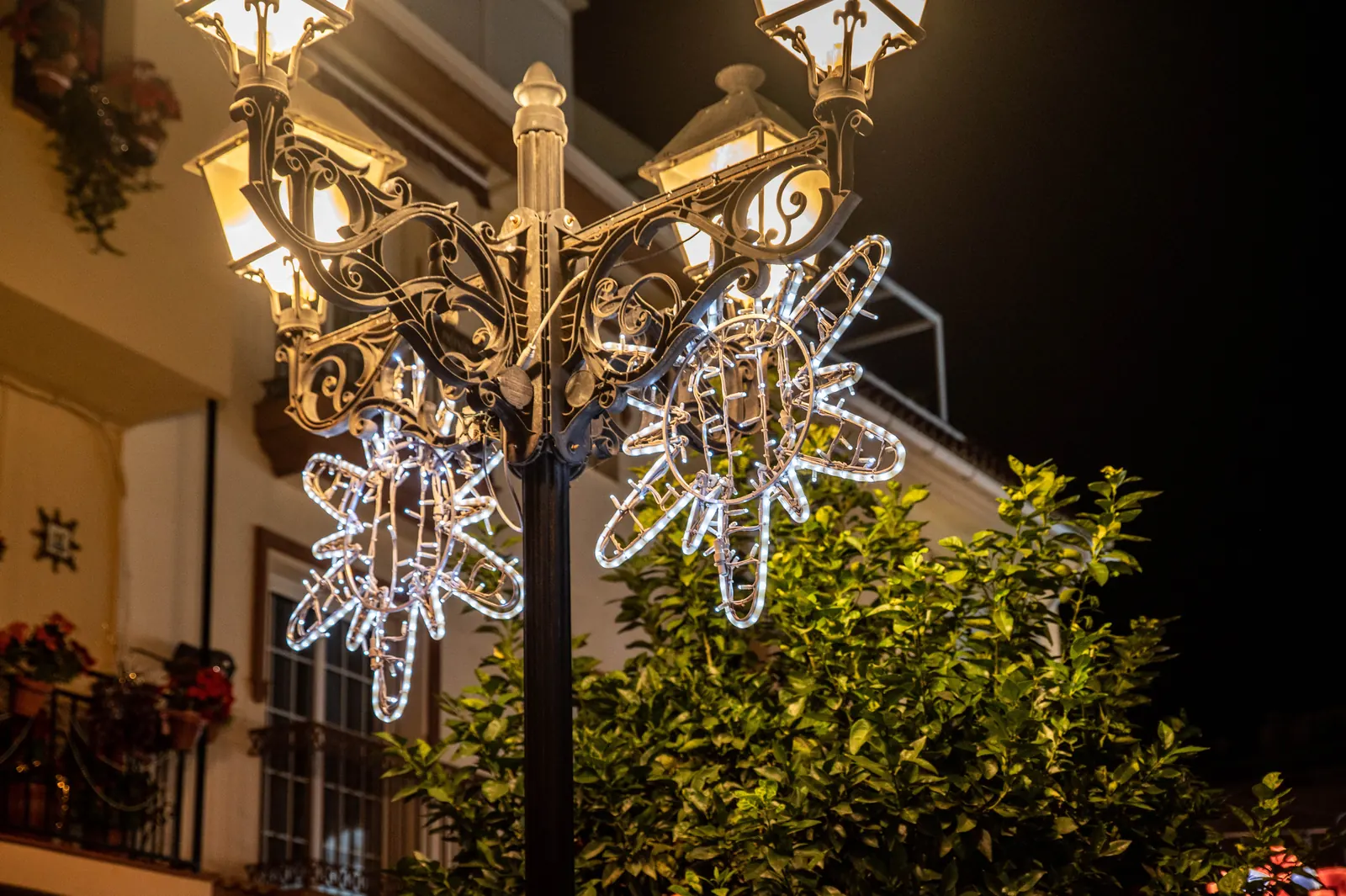 Flocons et étoiles sur les candélabres de la place