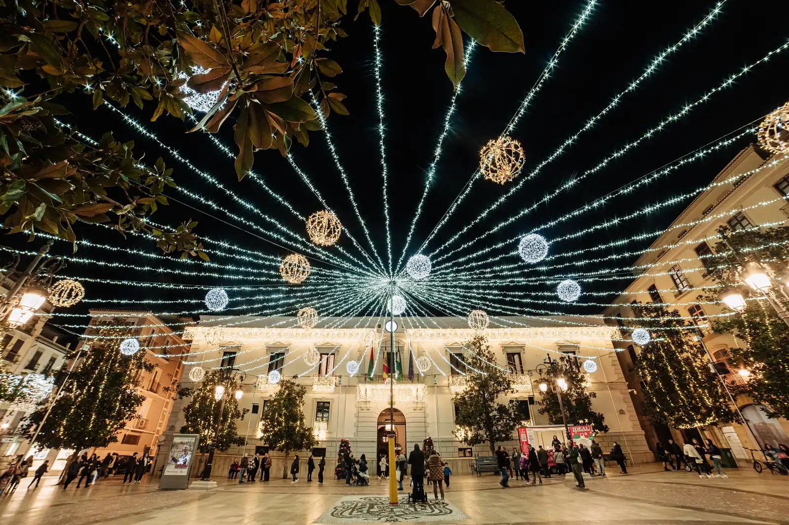 Ciel de lumière rayonnant au-dessus de la place
