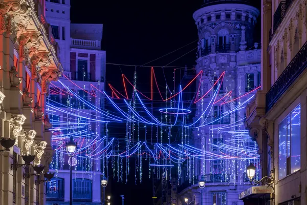 Lignes de lumière au-dessus de la Plaza de Canalejas, Madrid
