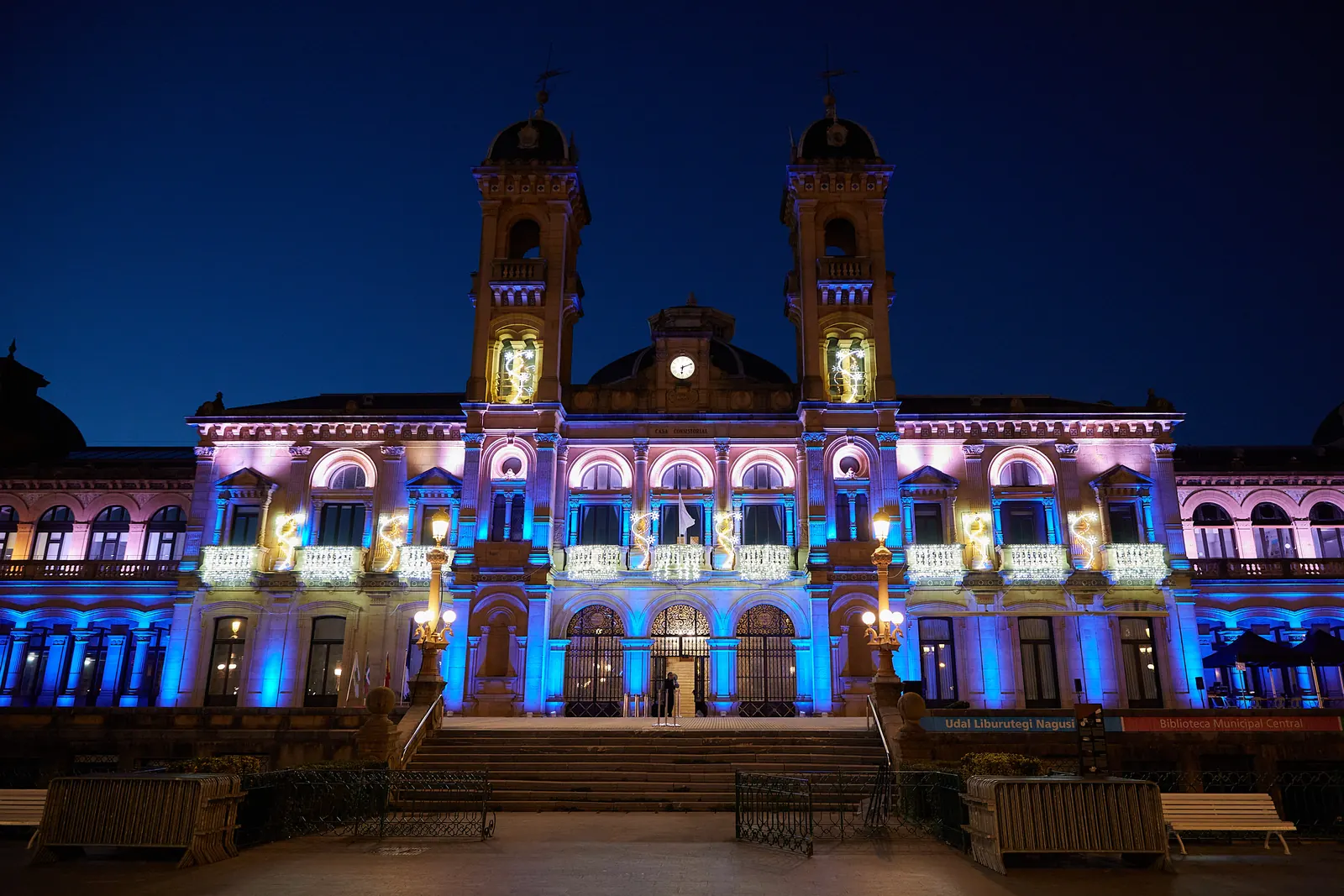 Façade d'hôtel de ville habillée de lumière