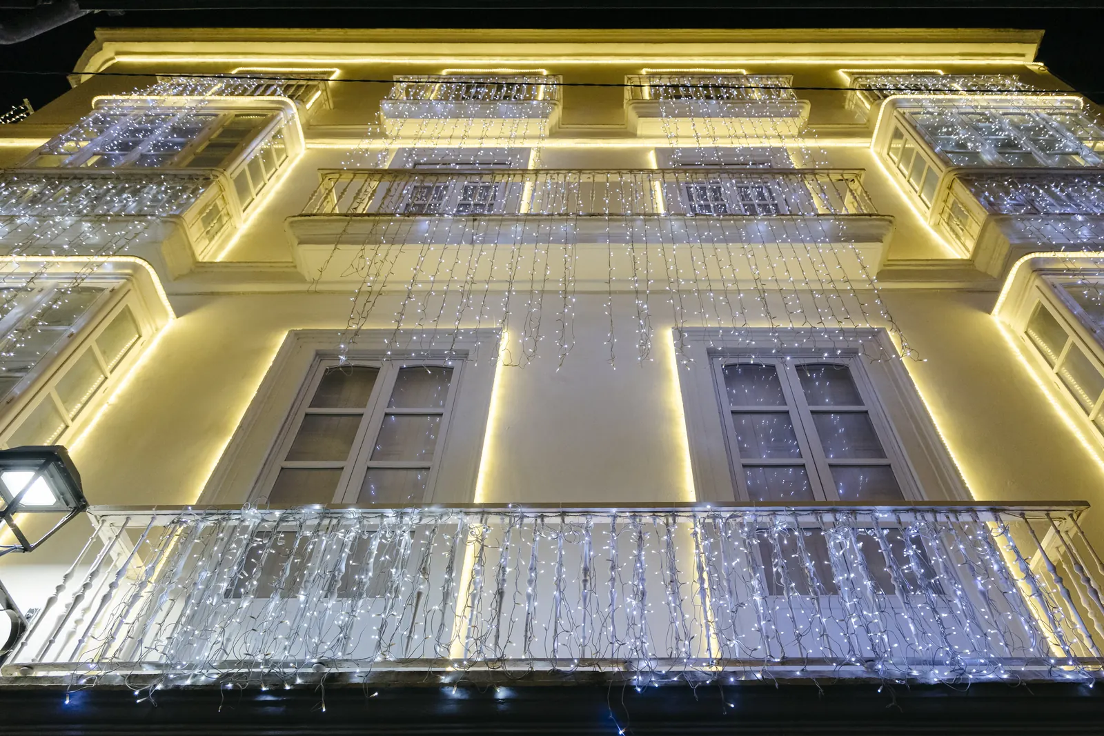 Façade soulignée de lignes dorées