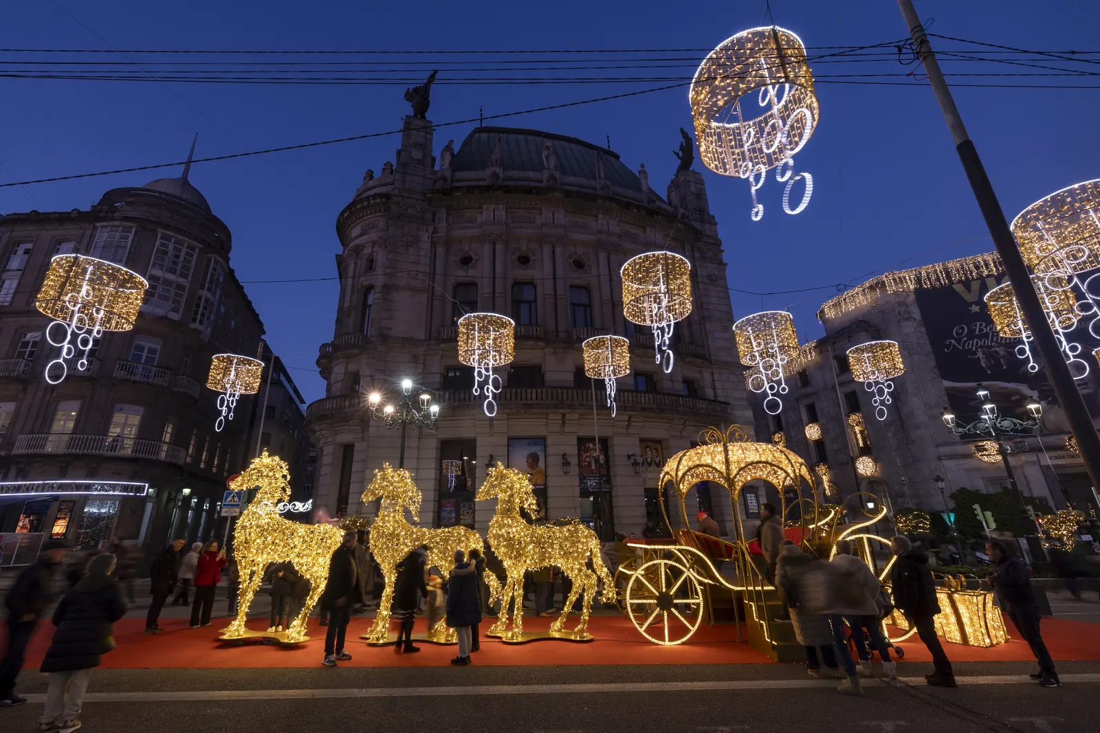 Calèche et rennes de lumière en centre-ville