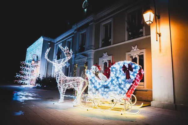 Renne et traîneau devant la mairie