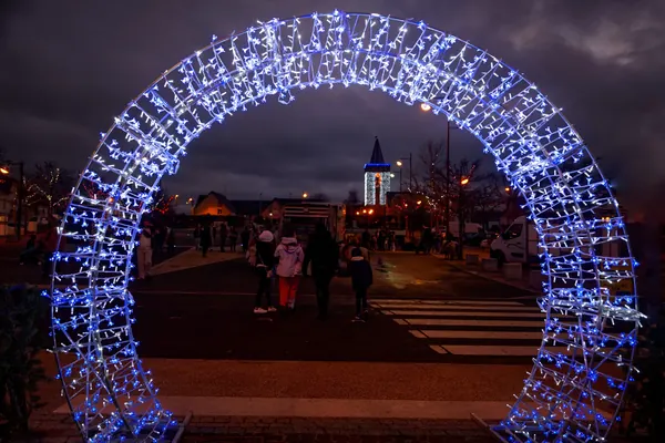 Arche bleue sur le passage piéton · © Jean-Sébastien Caron