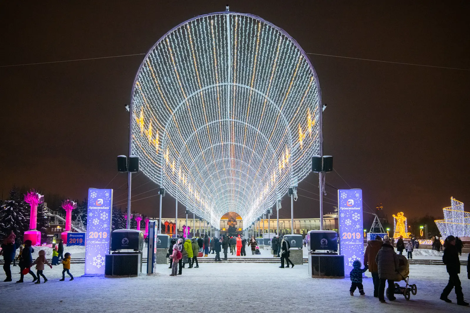 Tunnel en éventail sur une place enneigée