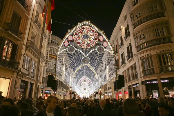 Plafond de rosaces lumineuses, calle Larios, Malaga