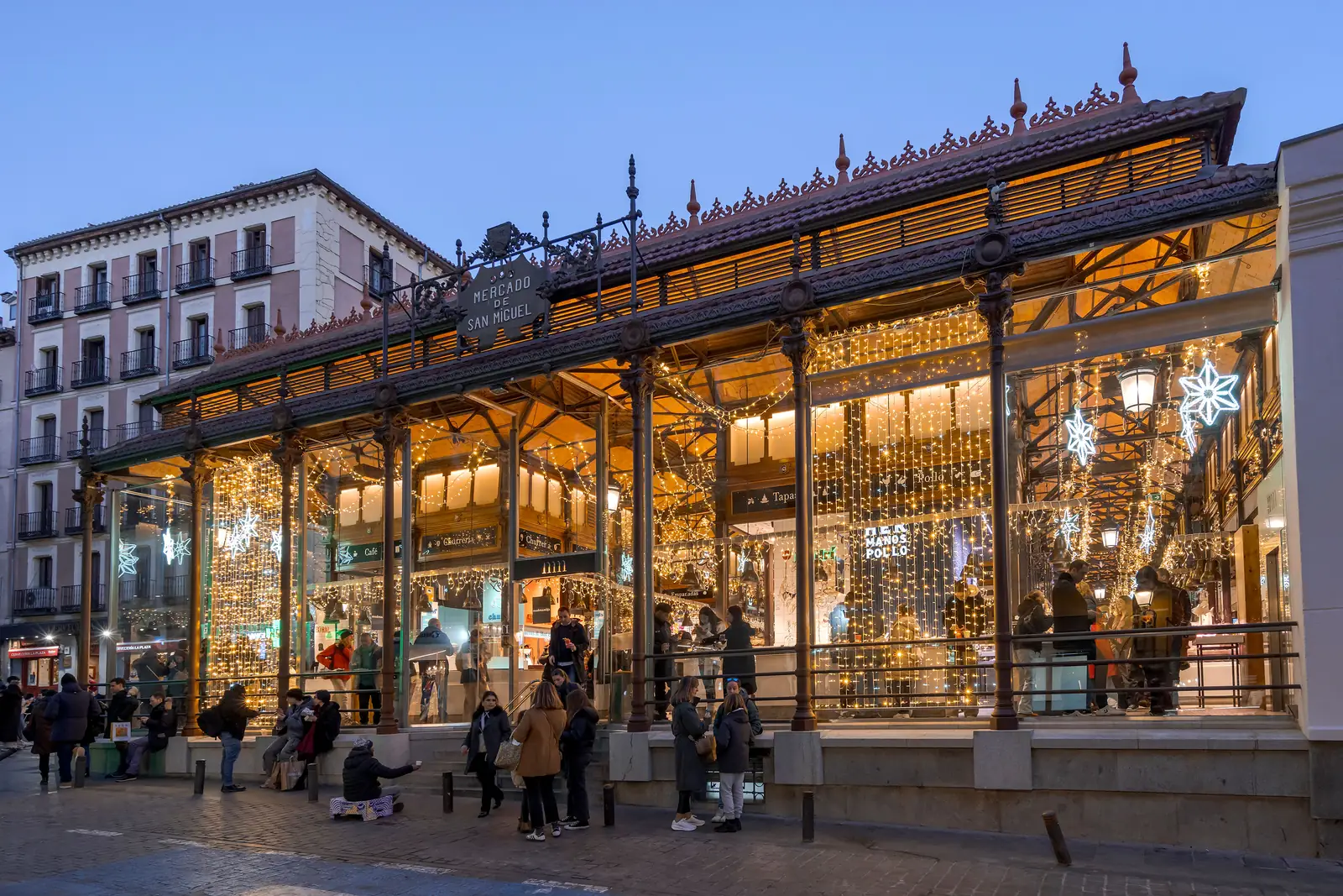 Marché couvert habillé pour les fêtes