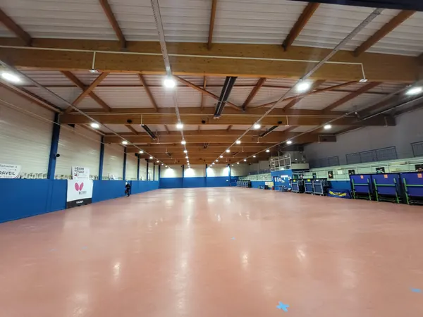 Salle Alborghetti, Draveil (91) : tennis de table, aire de jeu éclairée par Speqtris (photo 1 sur 3)