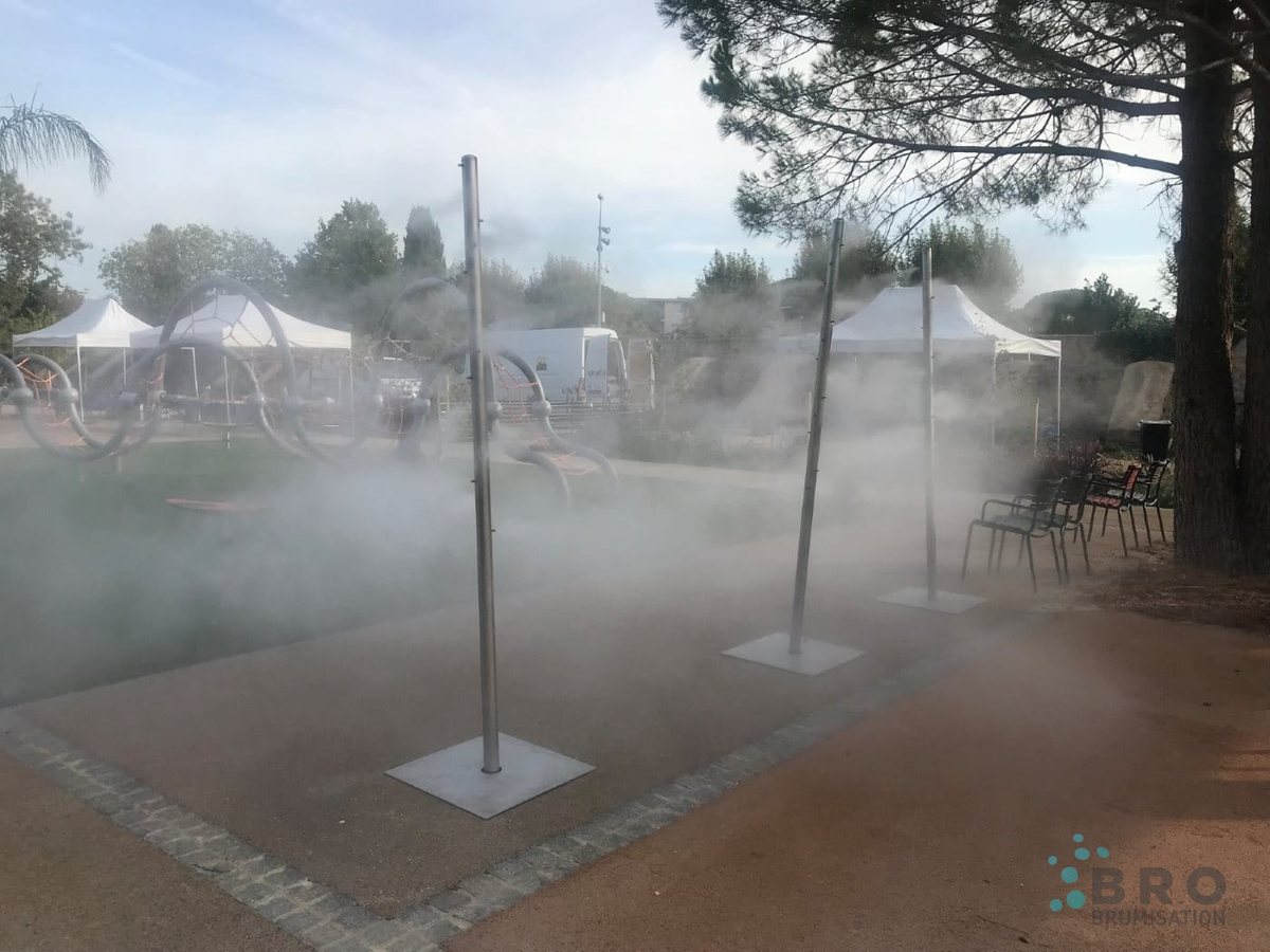 Rideau de brume BRO entre deux mâts, à l'entrée d'un site événementiel sous tentes