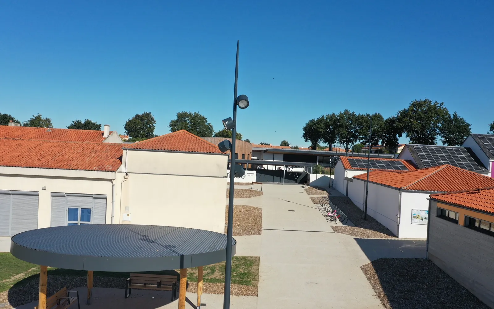 Vue d'ensemble de la cour et du préau de Beaurepaire éclairés par un mât grappe IRYS
