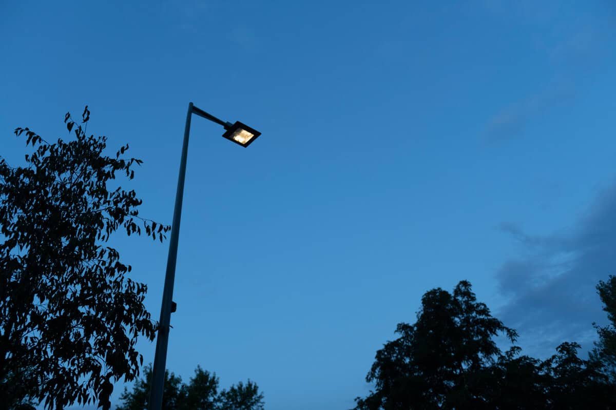 Luminaire LED sur mât au crépuscule, équipé du récepteur NOD