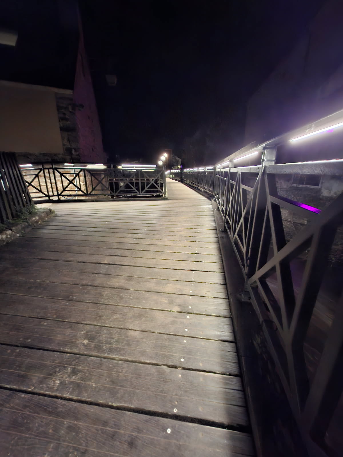 Passerelle Xavier Grall à Pont-Aven, balisage linéaire LEC