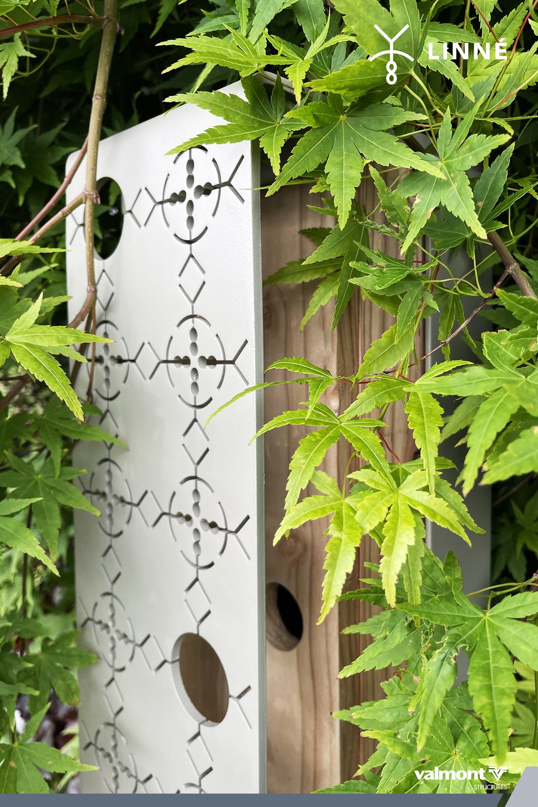 Totem nids pour passereaux : involucre blanc en dentelle métallique avec trous d'envol, dans le feuillage