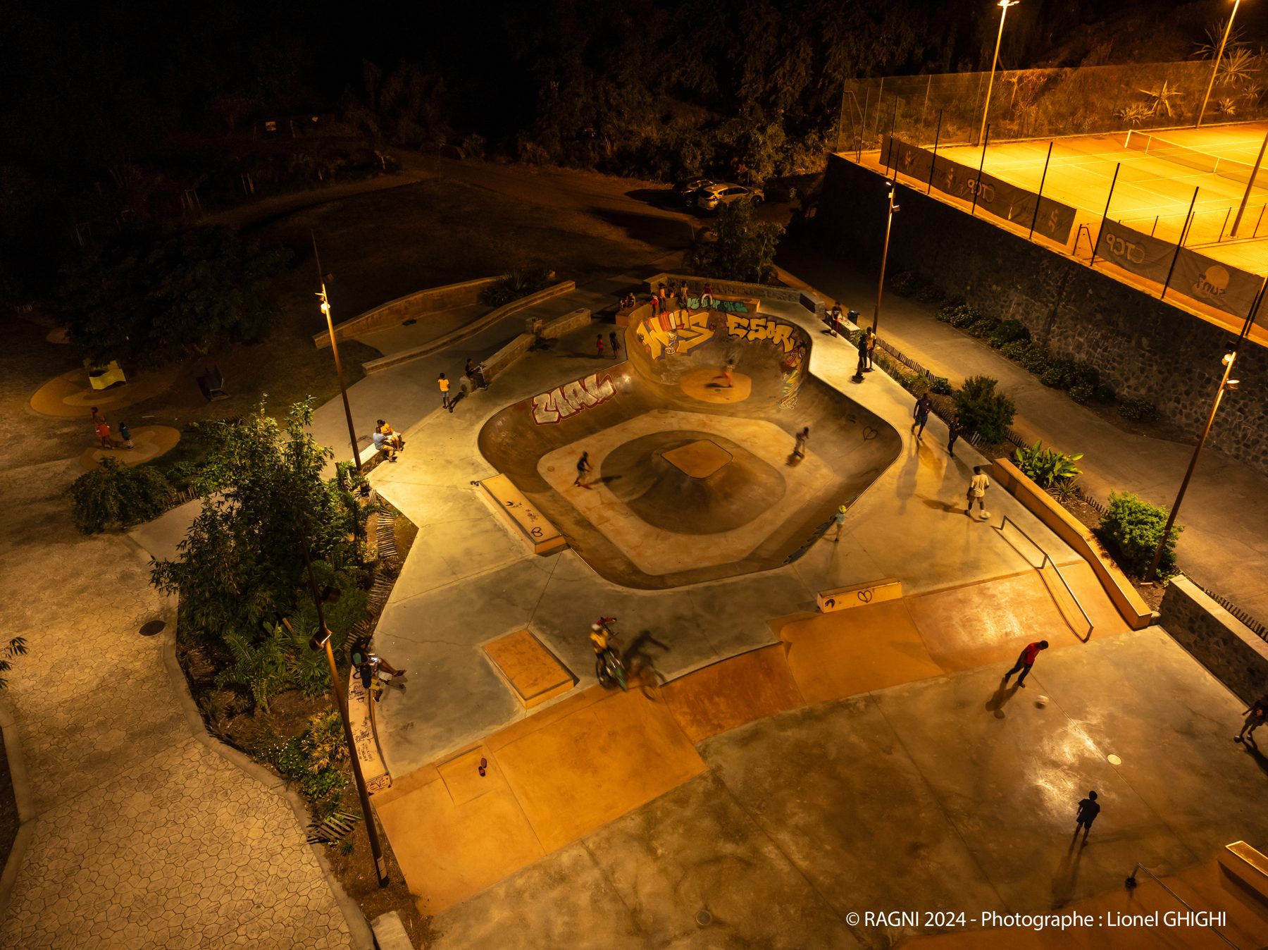 Skatepark et terrains éclairés de nuit par des luminaires Ragni, La Possession