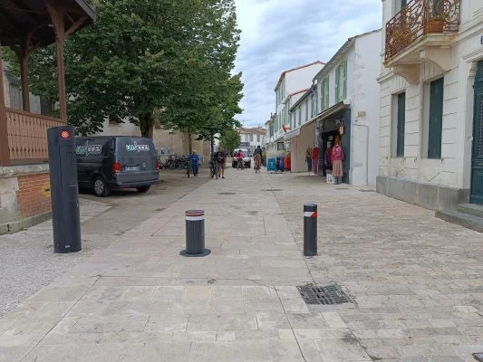 Bornes escamotables Urbacces à l'entrée d'une rue piétonne