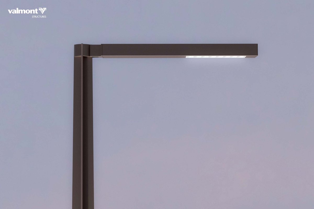 Mât X de Valmont, profil rectangulaire avec luminaire linéaire en tête